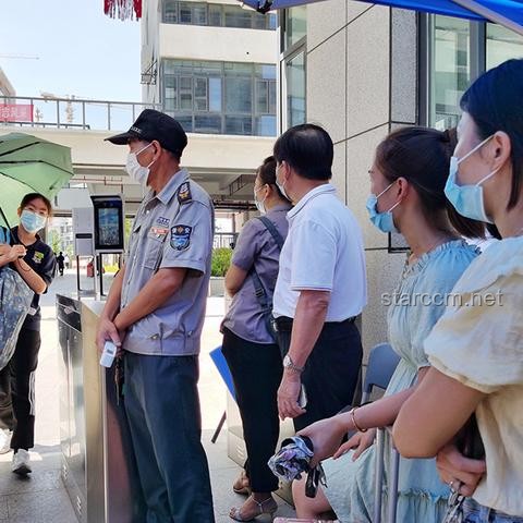 高考励志新风尚：挑行李女生现象的未来影响预测
