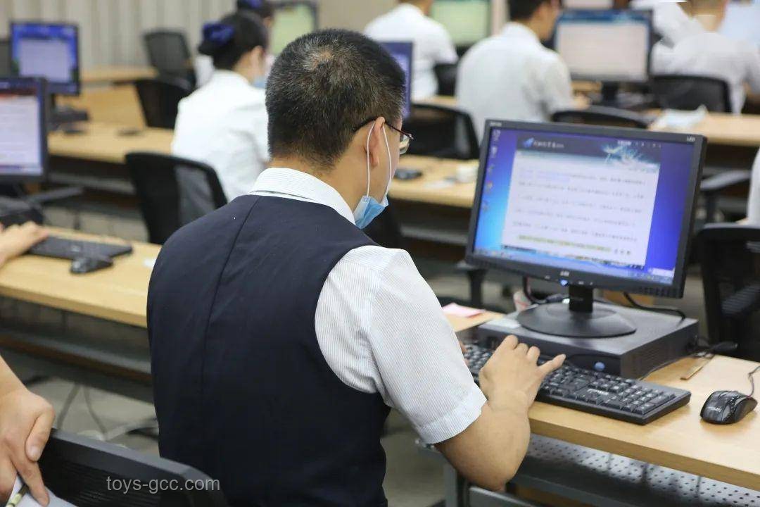 58岁柜员放大镜办业务遭嫌弃？银行服务指南来了！