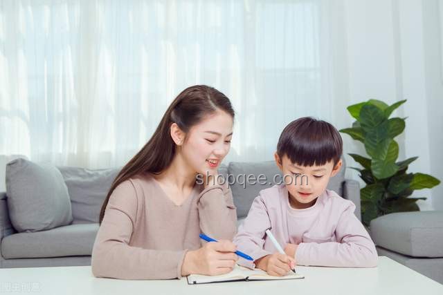 失独母亲60岁生双胞胎，挑战与希望并存：孩子即将中考的深度剖析