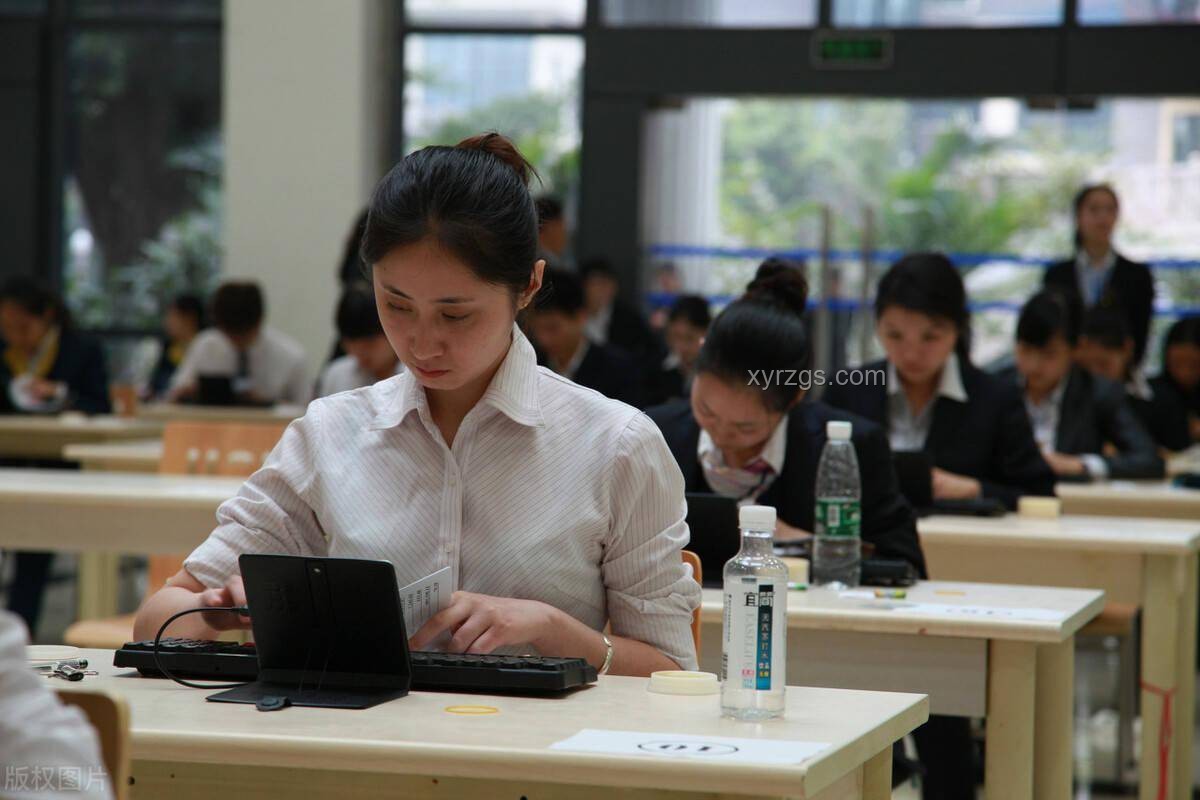 如何解决银行58岁柜员视力问题影响业务办理效率