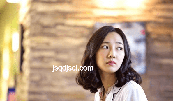 黄圣依婚姻观引发公众对明星私生活披露的行业思考