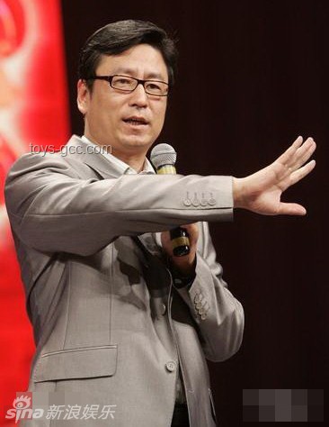 白岩松祝福与扁担女孩故事的对比分析