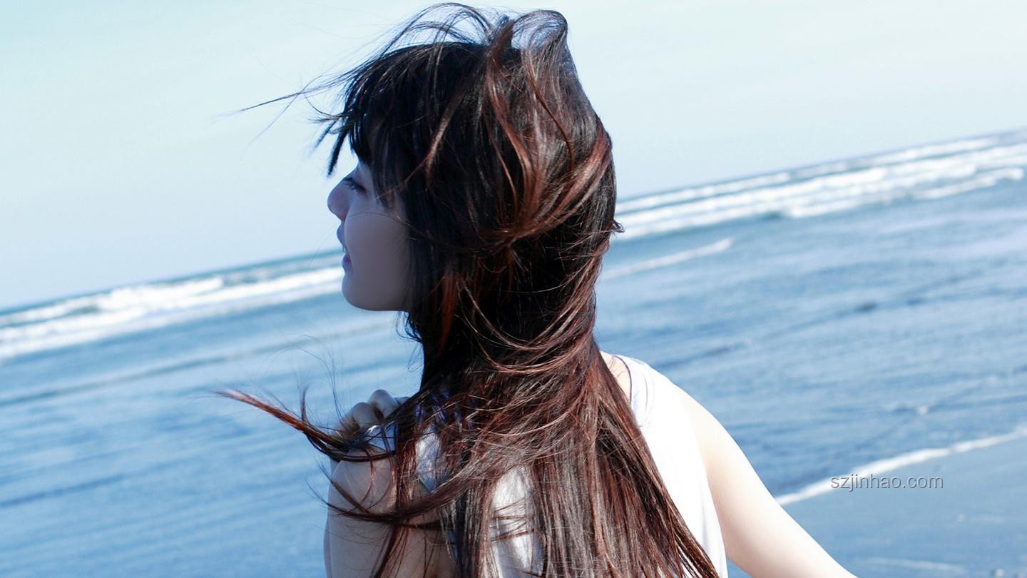白岩松祝福背后的“扁担女孩”：励志与希望之光